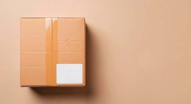 Caja de cartón con etiqueta de envío