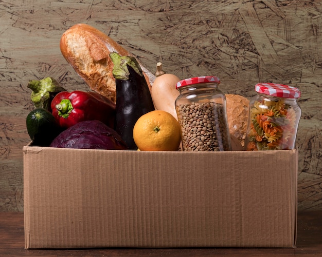 Caja de cartón con verduras y frutas