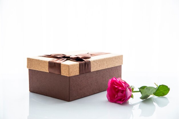 Caja de chocolate para regalo y rosa.