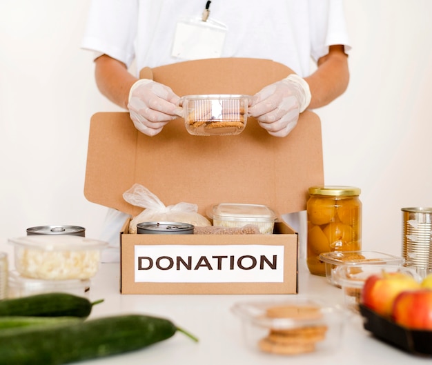 Caja con comida preparada para donación