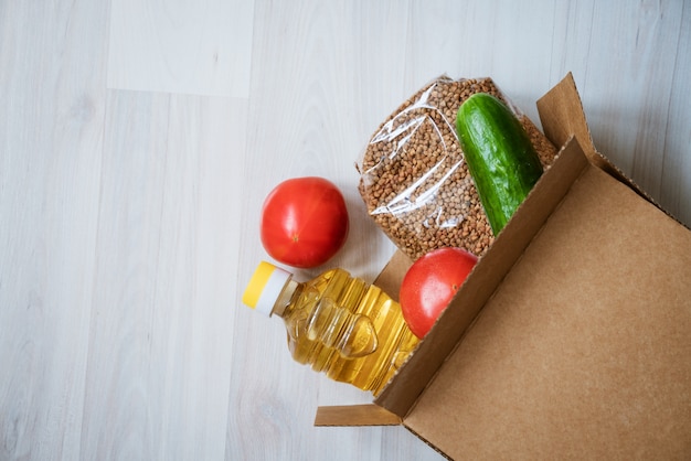 Foto gratuita caja de comida sobre un fondo de madera