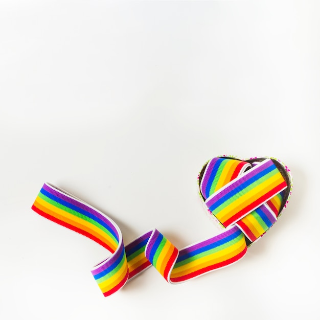 Caja de corazón y cinta en colores LGBT.