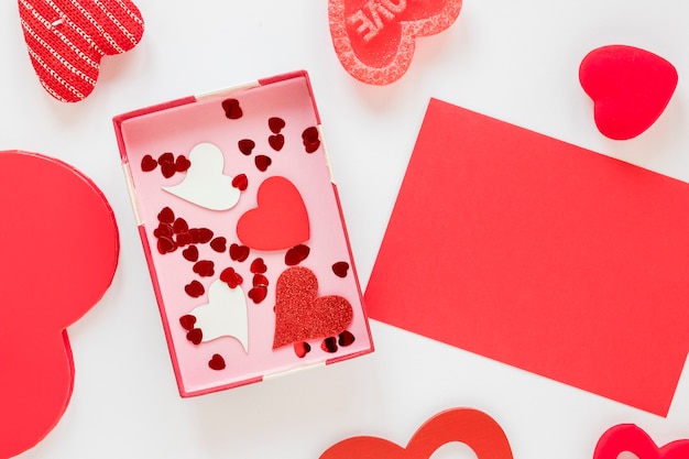 Foto gratuita caja con corazones y confeti para san valentín