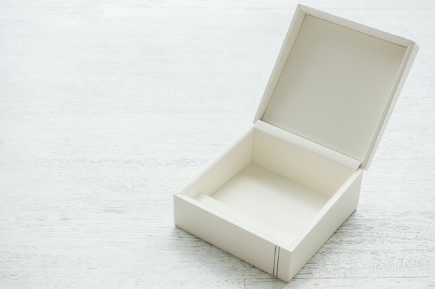 caja de cuero blanco