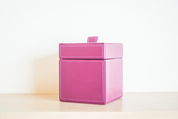 caja de cuero de color rosa