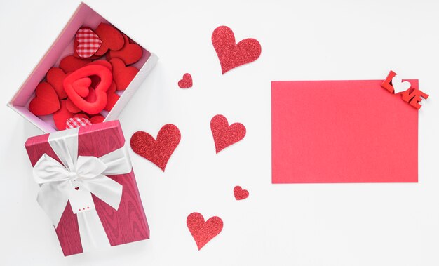 Caja con diferentes corazones y papel rosa.