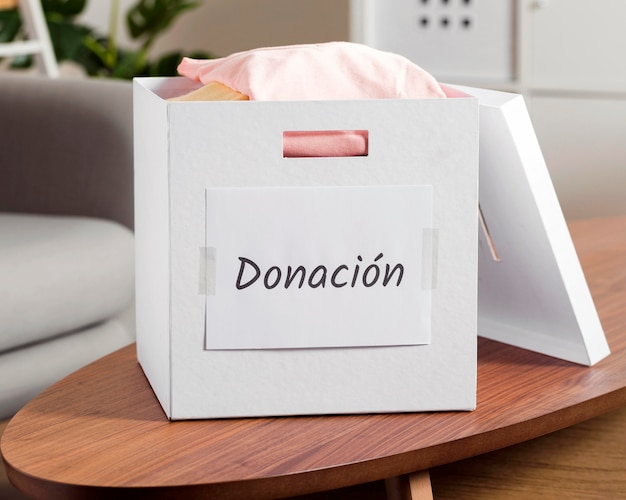 Foto gratuita caja con donaciones para crisis económica