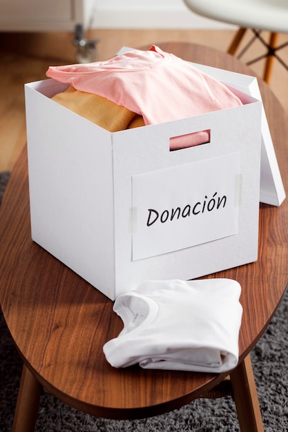 Caja con donaciones en escritorio