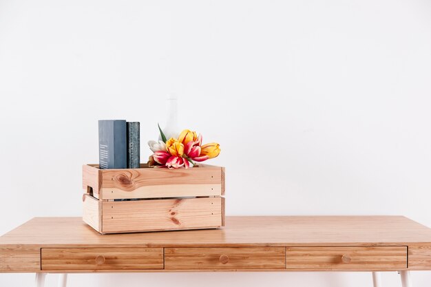 Caja con flores y libros