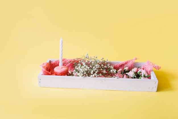 Caja con flores y postre de cumpleaños.