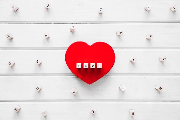 Caja en forma de corazón con amor escrito en medio de letras