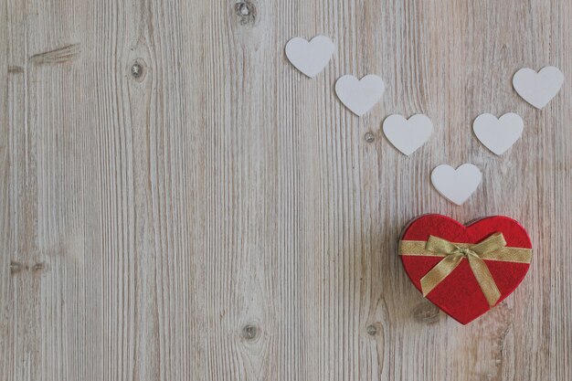 Caja con forma de corazón roja con corazones blancos