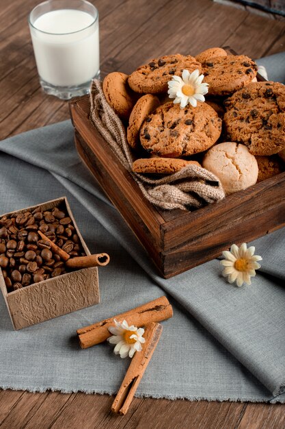 Caja de galletas dulces y un vaso de leche