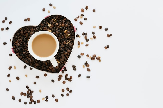 Caja de granos de café con taza de café