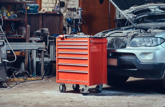 Caja de herramientas de acero rojo en un garaje.