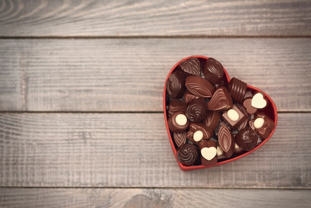 Caja llena de corazones de chocolate