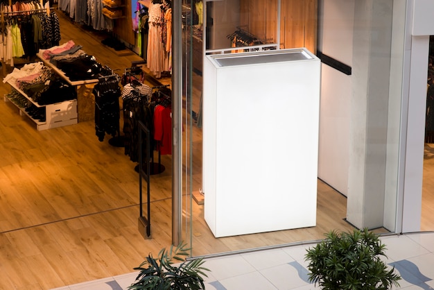 Foto gratuita caja de luz grande en blanco dentro de la tienda