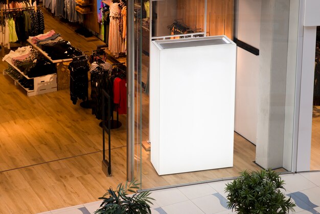 Caja de luz grande en blanco dentro de la tienda