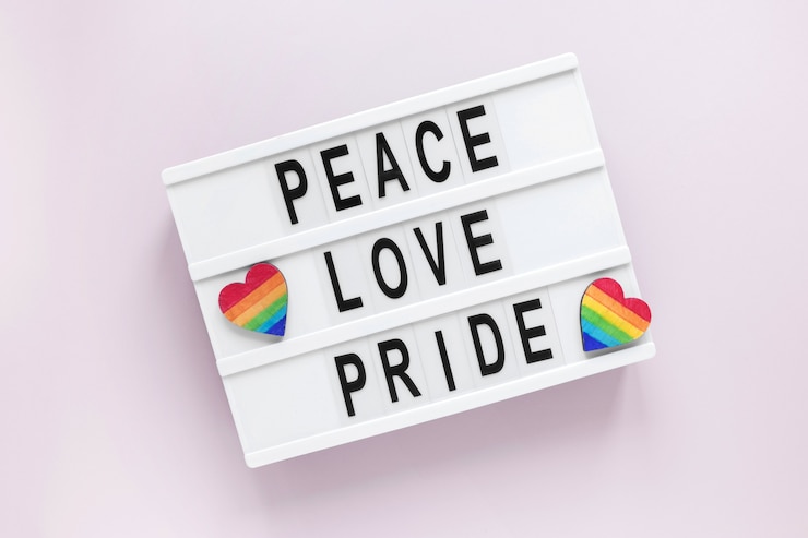 Foto gratuito caja de luz con mensaje para el día del orgullo
