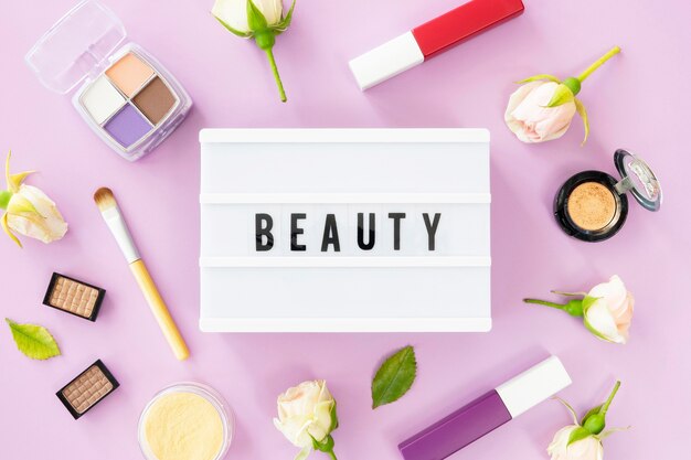 Caja de luz con productos cosméticos.