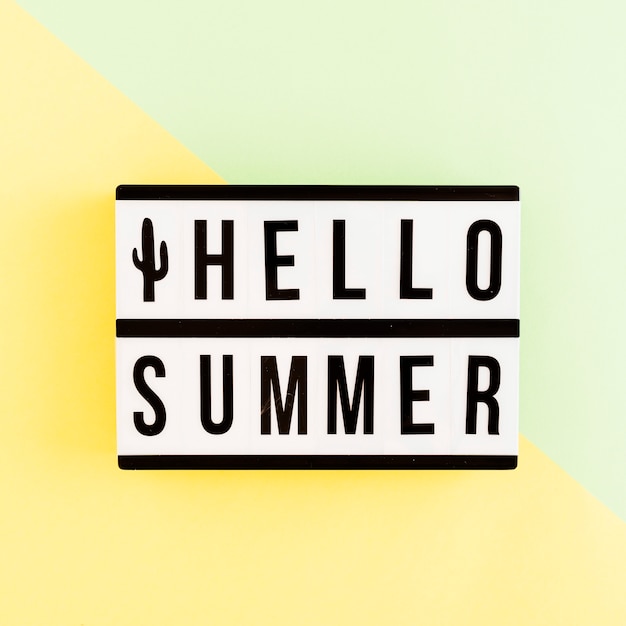 Foto gratuita caja de luz con texto de verano sobre fondo coloreado.