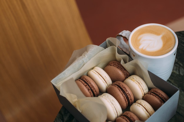 Caja con macarrones cerca del café