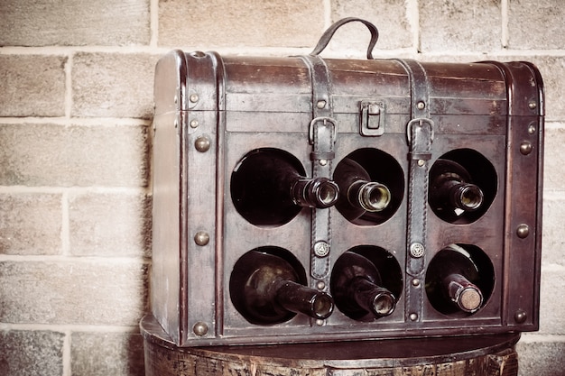 Foto gratuita caja de madera con botellas de vino