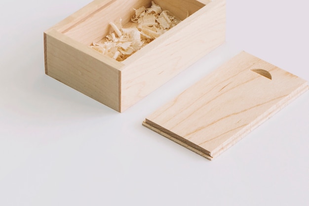 Caja de madera con trituración