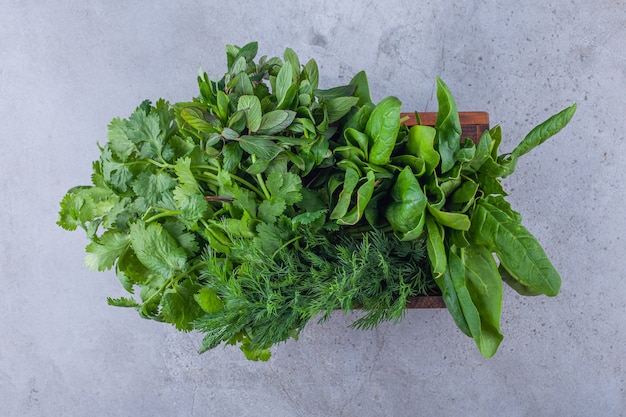 Caja de madera de verduras frescas saludables en azul.