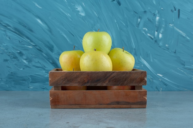 Foto gratuita una caja de manzanas frescas, sobre el fondo de mármol. foto de alta calidad