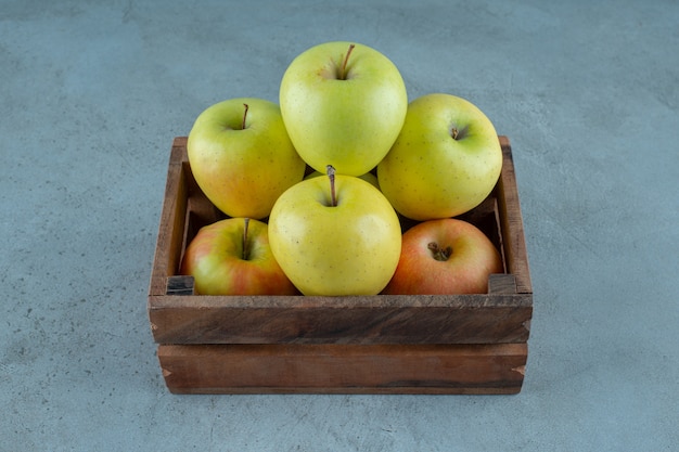 Foto gratuita una caja de manzanas frescas, sobre el fondo de mármol. foto de alta calidad