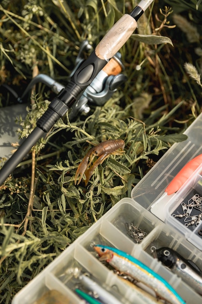 Foto gratuita caja de materiales de pesca en el suelo