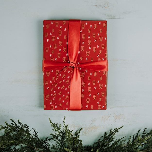 Foto gratuita caja de navidad encima de hojas de abeto