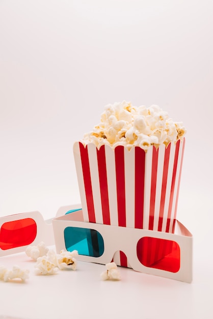 Foto gratuita caja de palomitas de cine con gafas 3d