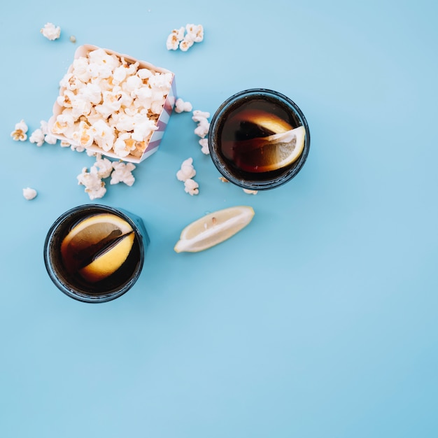 Foto gratuita caja de palomitas de cine con un refresco