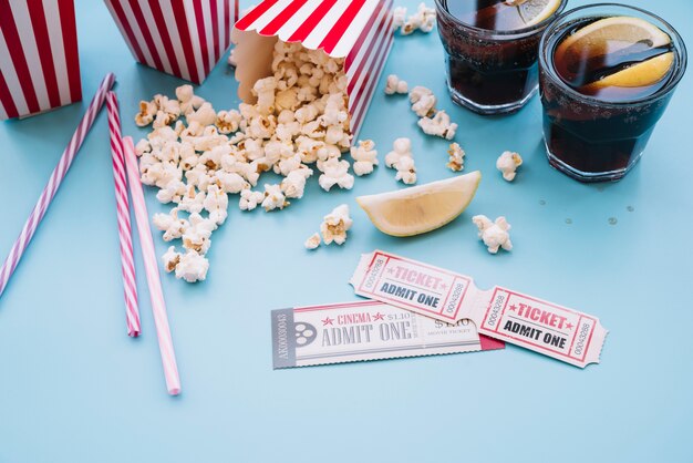 Caja de palomitas de cine con un refresco