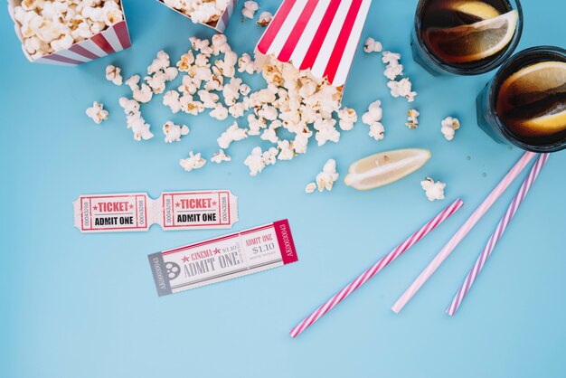 Caja de palomitas de cine con un refresco