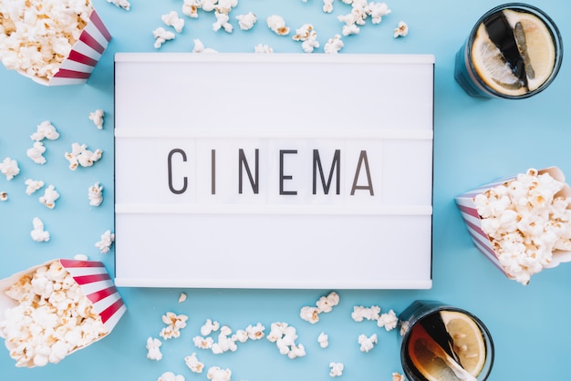 Foto gratuita caja de palomitas con letrero de cine