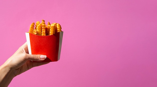 Foto gratuita caja de papas fritas con espacio de copia