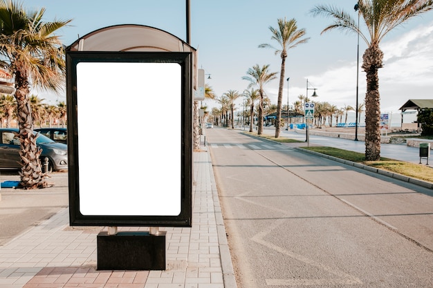 Caja de parada de autobús blanco en blanco en la luz del sol