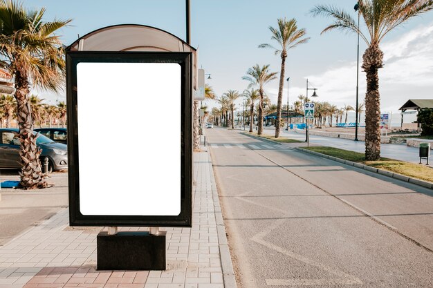 Caja de parada de autobús blanco en blanco en la luz del sol