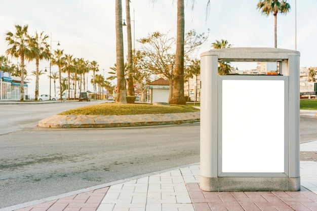 Caja de parada de autobús vacía para publicidad