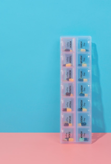 Foto gratuita caja de pastillas con fondo rosa y azul.