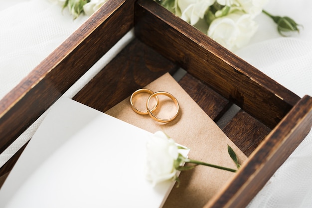 Caja de primeros planos con anillos de compromiso