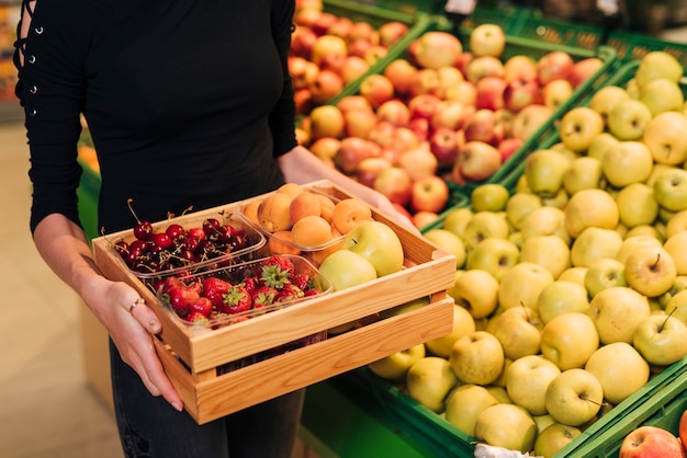 Caja de primeros planos con diferentes frutas.