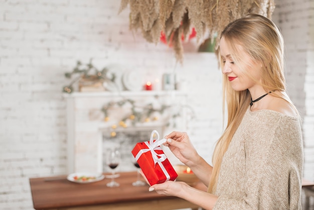 Caja de regalo de apertura de mujer encantadora