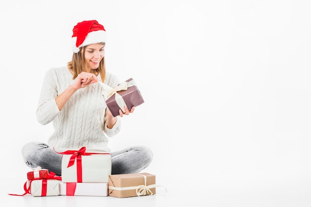 Caja de regalo de apertura de mujer en piso