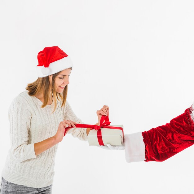 Foto gratuita caja de regalo apertura mujer de santa claus