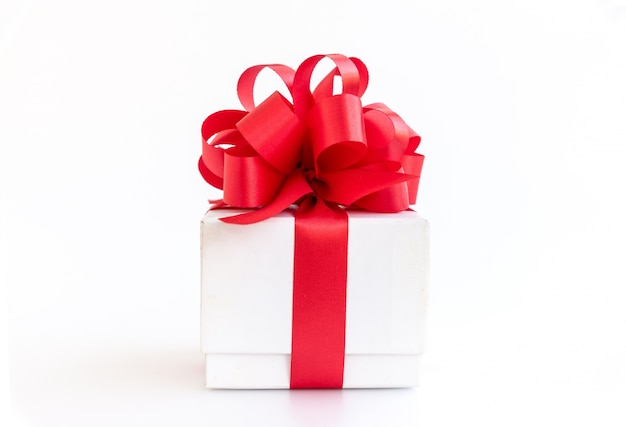 Foto gratuita caja de regalo blanco con arco de cinta roja sobre fondo blanco