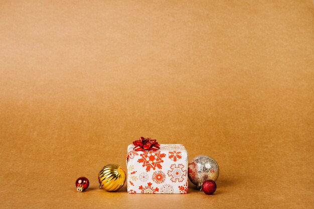 Foto gratuita caja de regalo y bolas de navidad